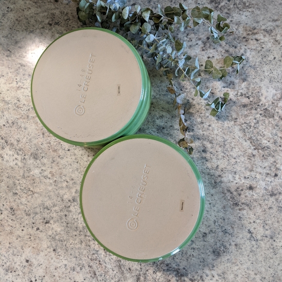 Le Creuset Small Souffle Bowls, 1-Quart, Set of 2 - Picture 3 of 3